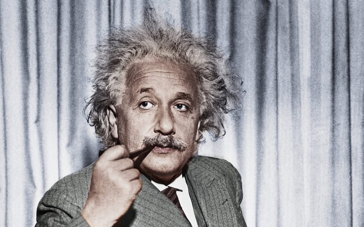 Трубка помогала Эйнштейну объективно воспринимать реальность
