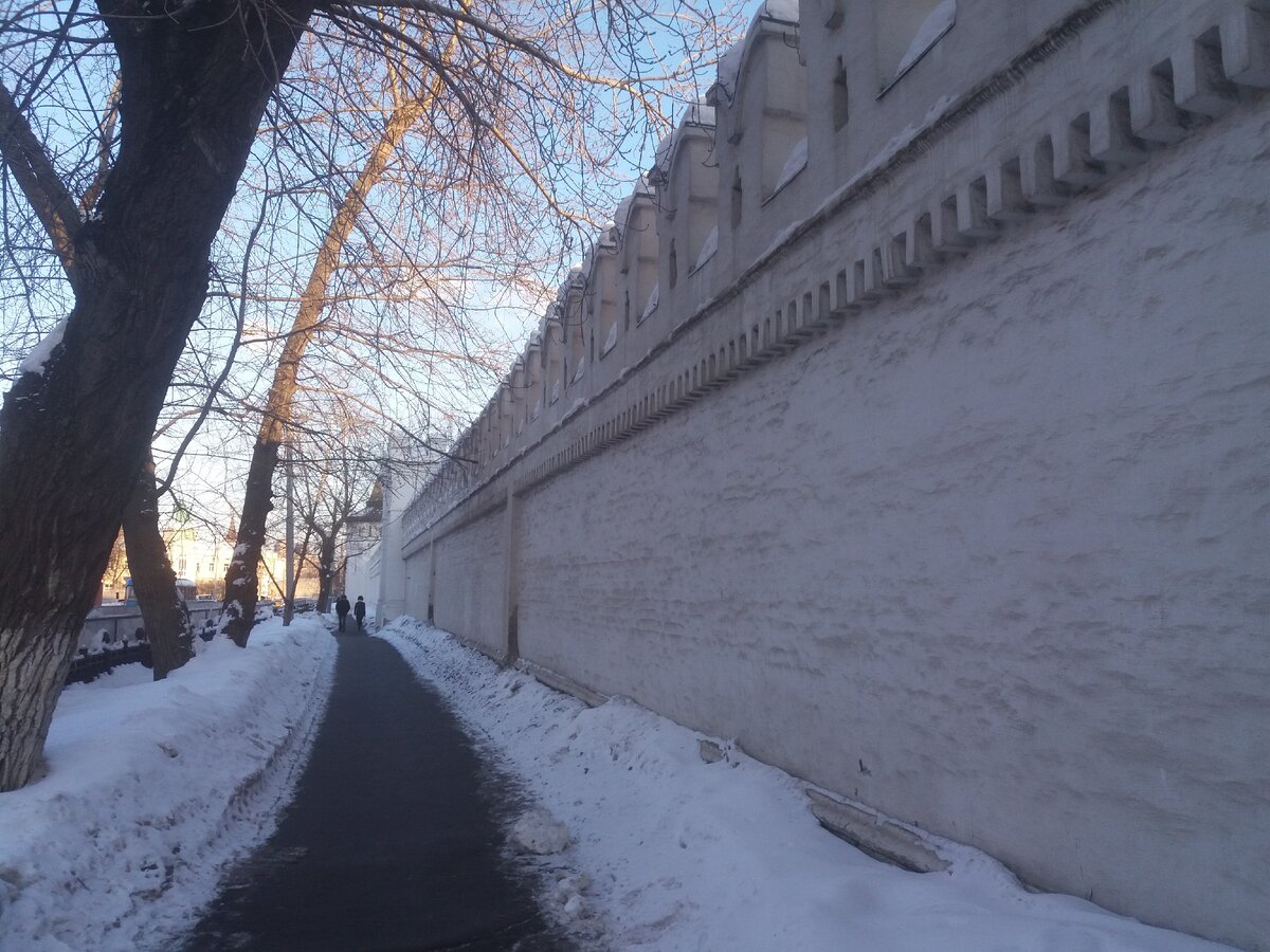 Стены монастыря