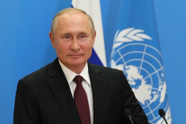 Владимира Путина ранее уже выдвигали на Нобелевскую премию мираФото: Кremlin.ru
Президента России Владимира Путина выдвинули на Нобелевскую премию мира. Об этом сообщает РИА «Новости». Уточняется, что заявку в комитет премии отправил российский писатель, академик Сергей Комков. Об этом сообщил сам писатель.Выдвинуть кандидата на Нобелевскую премию могут члены национальных парламентов; министры; главы государств; члены международных судов; Международной женской лиги за мир и свободу; профессора университетов; почетные профессора и доценты истории, социальных наук, права, философии, теологии и религии; ректоры и директора университетов; директора институтов исследования мира и внешней политики. Также номинировать на Нобелевскую премию мира могут лица ранее ее удостоенные, члены основного совета директоров или его эквивалента организаций, удостоенных Нобелевской премии мира, действующие и бывшие члены Нобелевского комитета и его бывшие советники.
В Кремле заявили, что «если Нобелевскую премию мира присудят Путину — прекрасно, если нет — тоже ничего страшного».Направить кандидатуру можно до февраля 2021 года. Ранее на Нобелевскую премию мира выдвинули политика Алексея Навального и президента США Дональда Трампа. Вручение премии состоится в декабре следующего года.