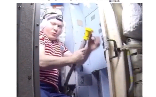 Кадр из видео с космонавтом О.Артемьевым, объясняющим устройство туалета в российском сегменте МКС