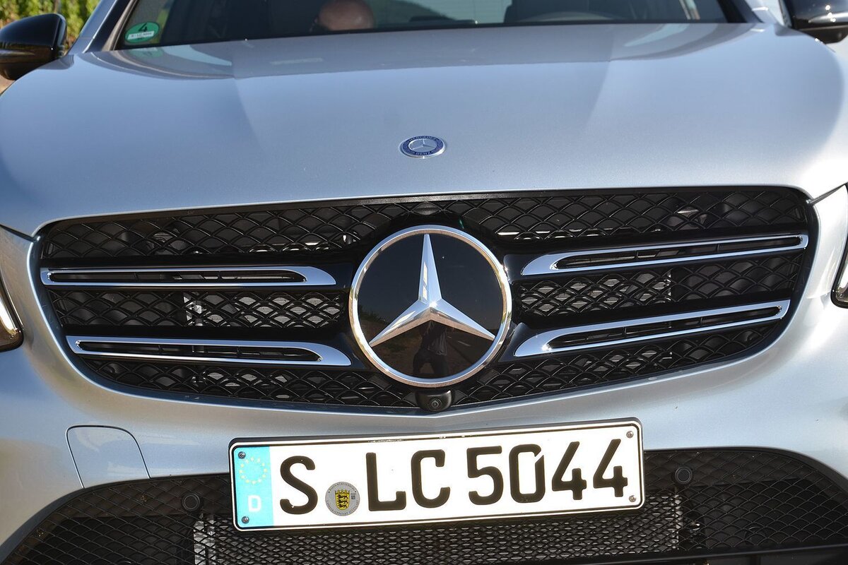 Свежая внешность GLC обладает всеми основными чертами современного дизайна Mercedes.