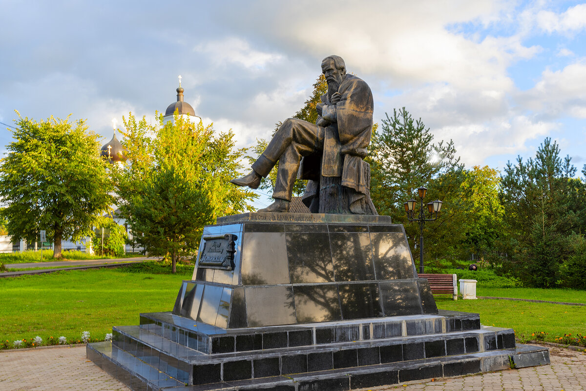 Санта русса. Памятник Достоевскому в старой Руссе. Старая Русса памятник Достоевскому. Набережная Достоевского Старая Русса.