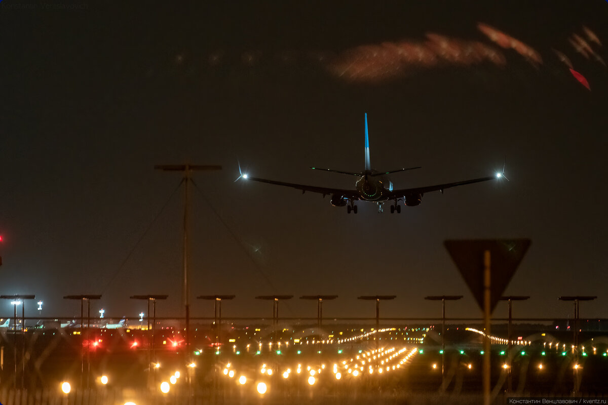 01. «Победа» на Boeing-737-800 VP-BQG. На фильтре с краю есть небольшой скол, видимо, из-за него получились такие блики вверху справа. Не стал убирать с этого кадра — пожалуй, красиво вышло. Но потом фильтр всё же снял. :)