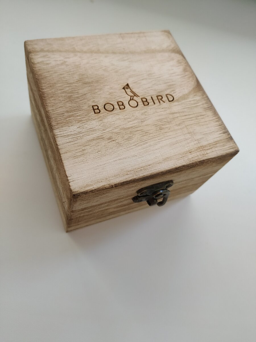 Часы пришли в фирменной коробке.