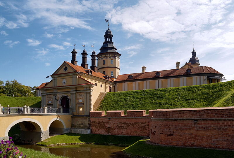 Мост через ров и ворота замка