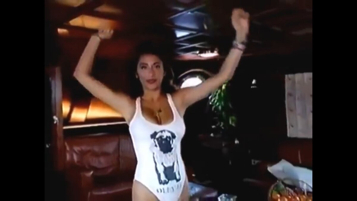 Кадр из клипа "Yeah Yeah" (1990)