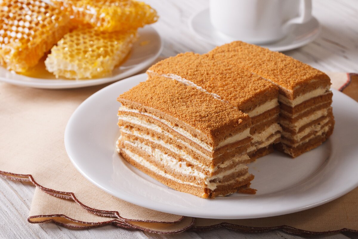 Медовик - один из самых известных тортов в мире