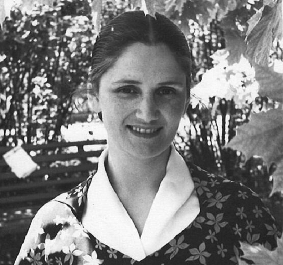 В 1949 году окончила актёрский факультет ВГИКа, с 1950 года работала на Центральном телевидении