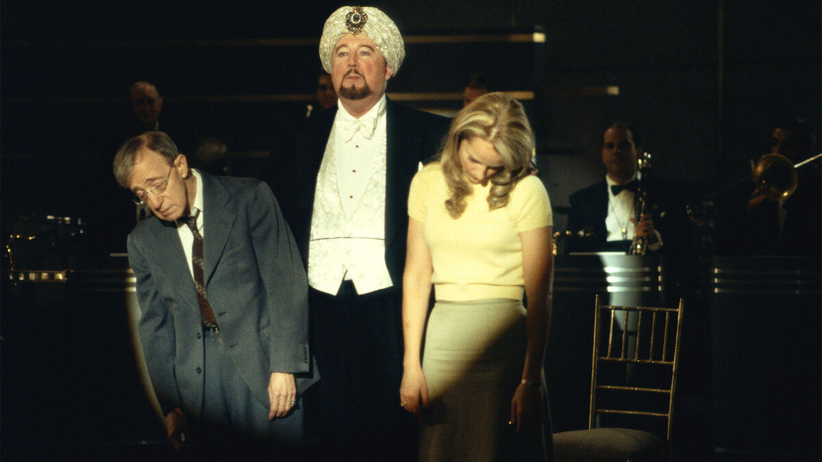 кадр из фильма "Проклятье нефритового скорпиона" Вуди Аллена, сцена гипноза