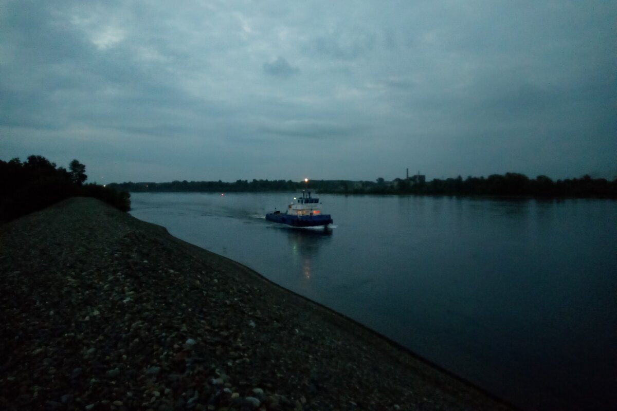 Откуда-то с севера приплыл маленький буксир