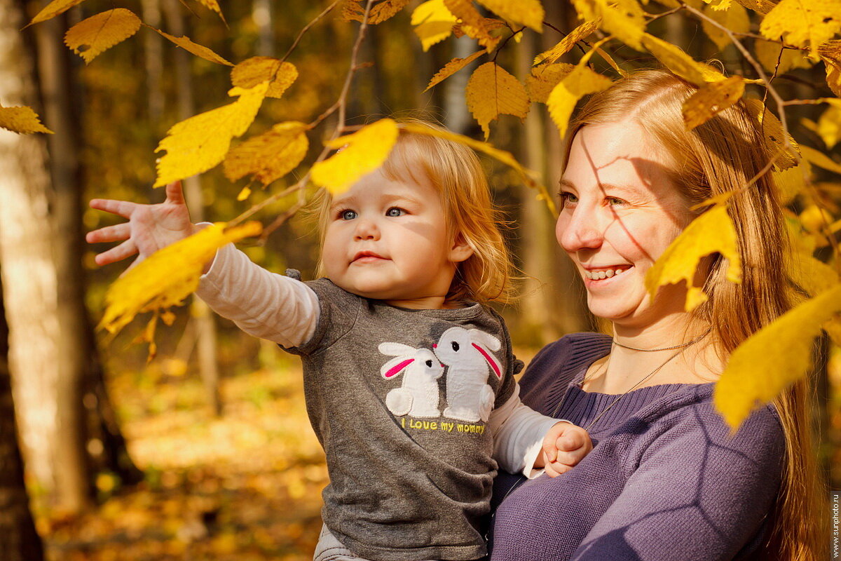 Или держать на уровне своего роста и также дать касаться листьев.
