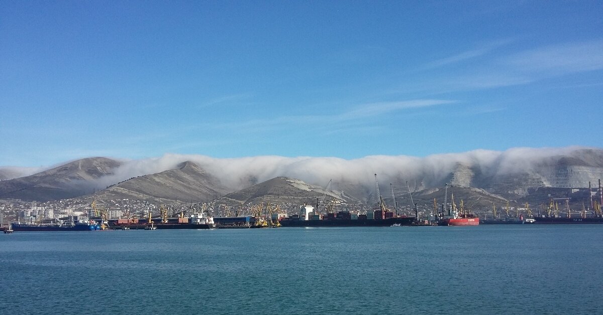 Фото с набережной Новороссийска. Вид на Шесхарис.