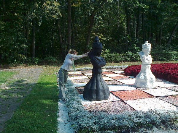 Фото автора этого поста и скульптур некогда в Кузьминках (сейчас на Баррикадной?)