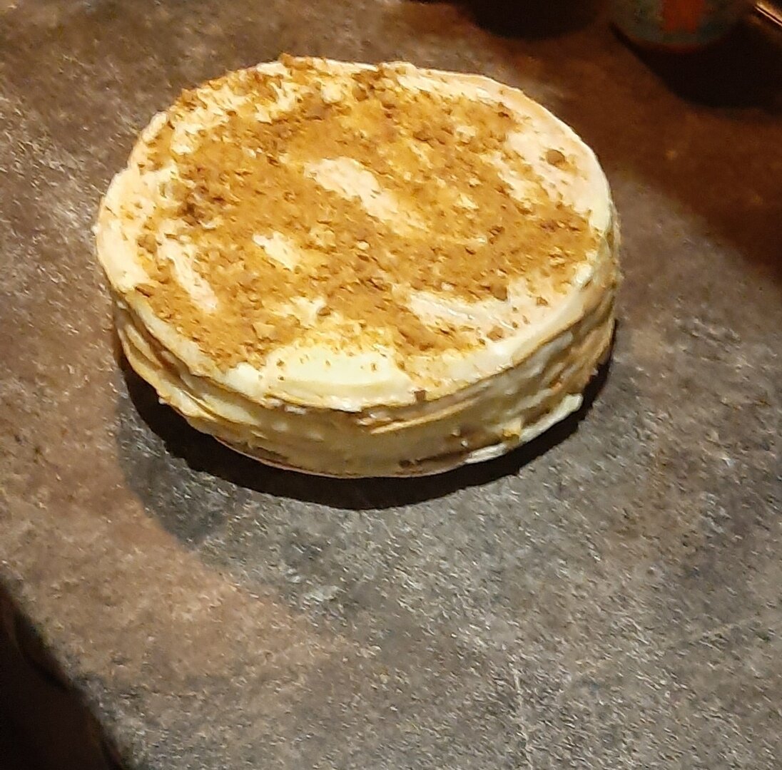 Мой медовик. Выглядит не очень, но вкус божественный) Добавляла крахмал