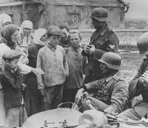                Фашисты готовятся к бегству.