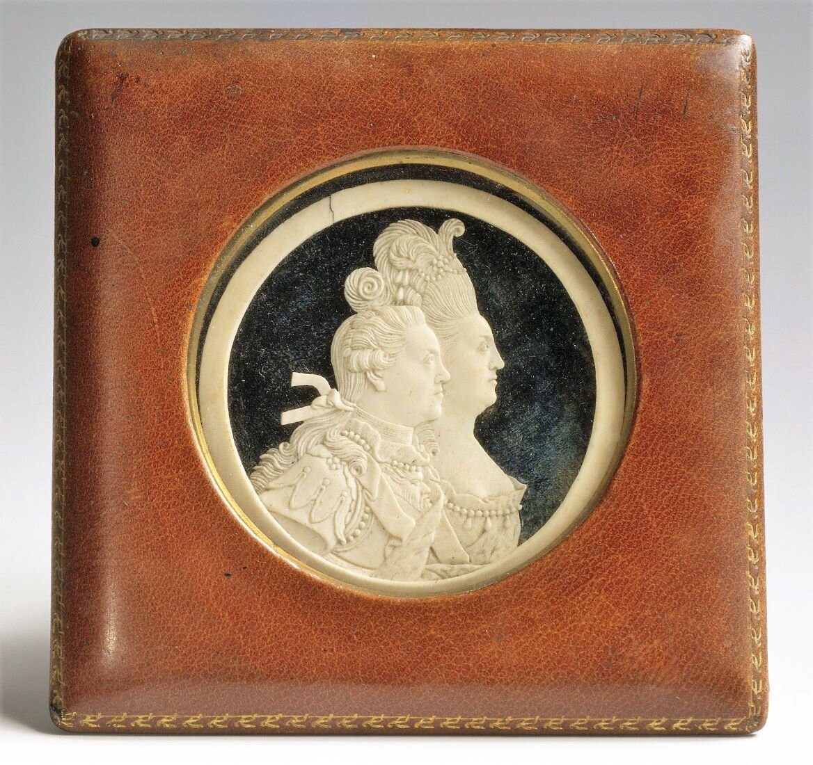 Медальон с портретами великого князя Павла Петровича и великой княгини Марии Федоровны. Кость, кожа, стекло, резьба, гравировка. Мастер: Мария Федоровна, великая княгиня, вторая половина XVIII века. © Государственный Эрмитаж, Санкт-Петербург