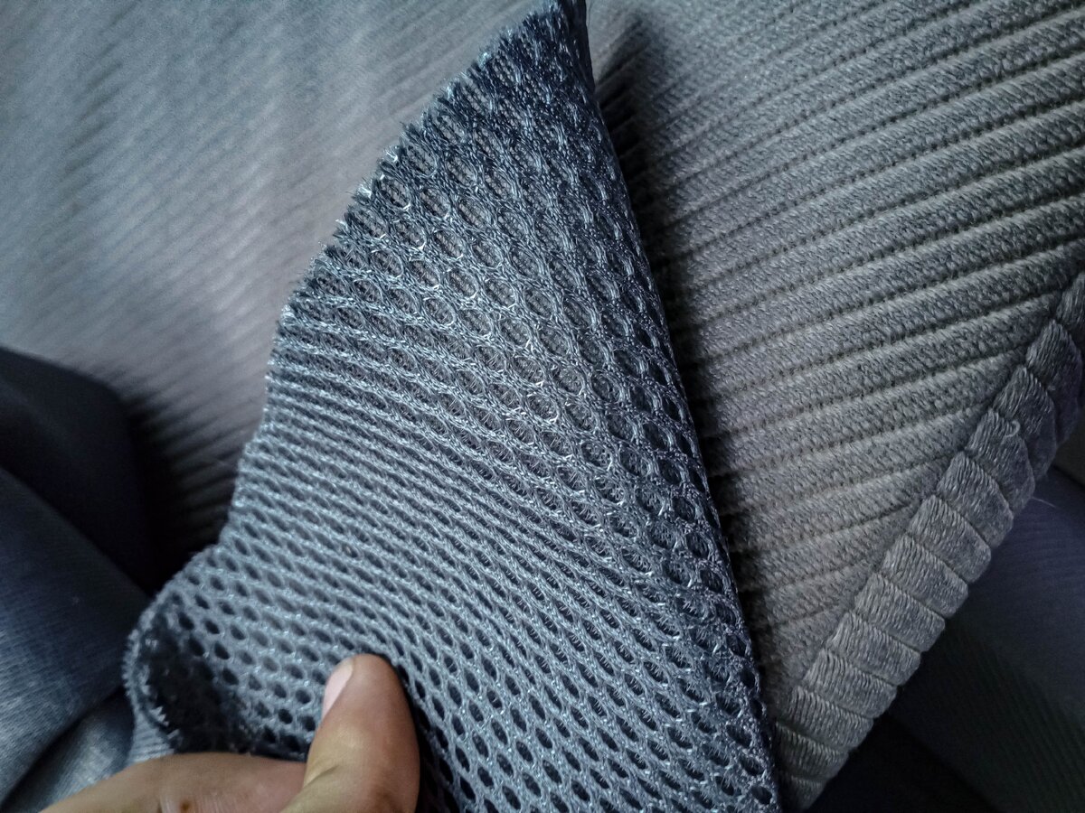 Материал чем-то напоминает ткань для кроссовок, такой же пористый, упругий.