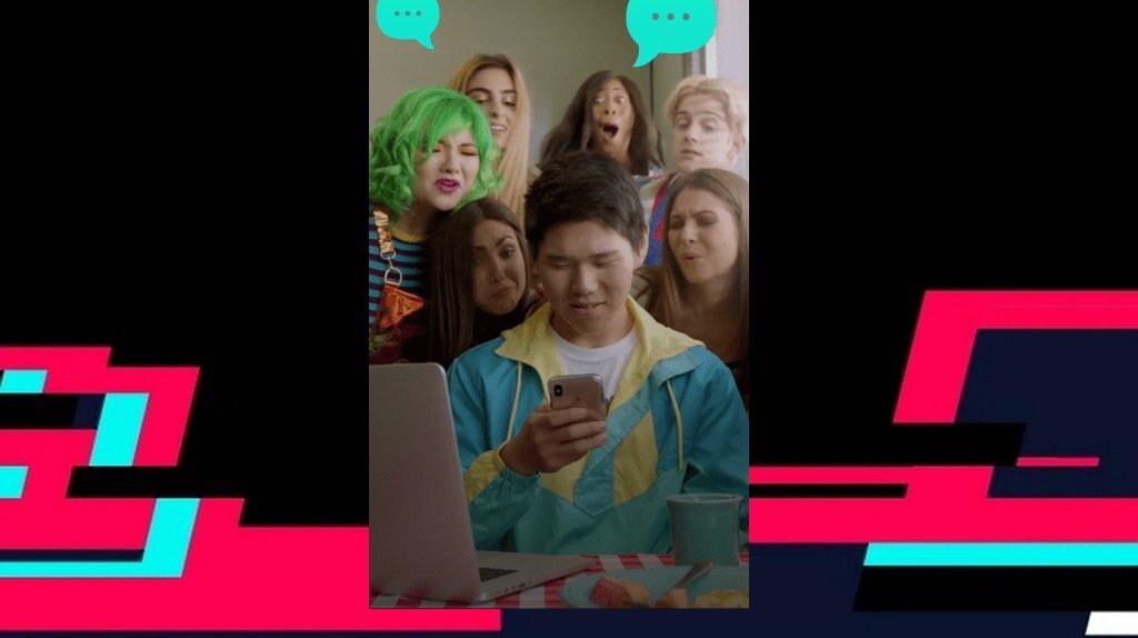 Впервые открыв TikTok, сразу напрашиваются ассоциации с форматом stories в Instagram. Бесконечная лента ярких, веселых 15-секундных роликов с обилием фильтров, масок и прочих эффектов. 
Изначально большую часть контента TikTok составлял липсинк (lip sync). Подростки имитировали пение под чужую музыку, танцевали или типа просто кривлялись. Со временем разнообразие выросло. Особую популярность получили вайны (короткие юмористические скетчи), челленджи (пользователи повторяют определенное действие) и дуэты (один пользователь в двойном окне приложения дополняет исходное видео своими действиями).