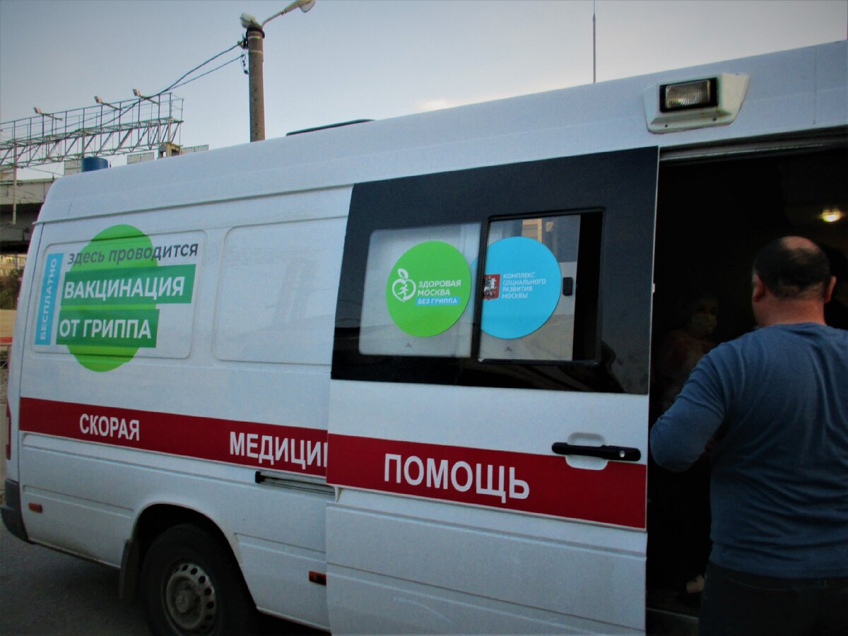 Я ежегодно делаю прививку  от гриппа.   Не  знаю  действует ли она, или моя уверенность, что с прививкой   не заболею. , Но и правда,  с тех пор , как начала ее делать, гриппом не болею.                              Фото мое.