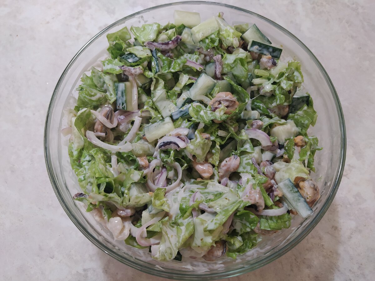 Зелёный салат с морским коктейлем!