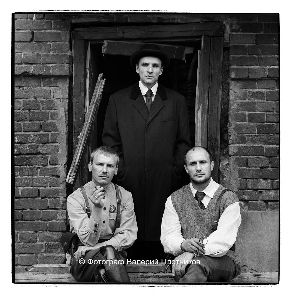 Анатолий Солоницын (Василий Антонович Сарычев, секретарь губкома РКП(б)), Сергей Шакуров (Андрей Тимофеевич Забелин, командир эскадрона), Александр Пороховщиков (Николай Кунгуров, председатель ЧК (озвучил Игорь Кваша)) на съемках. 1973 год