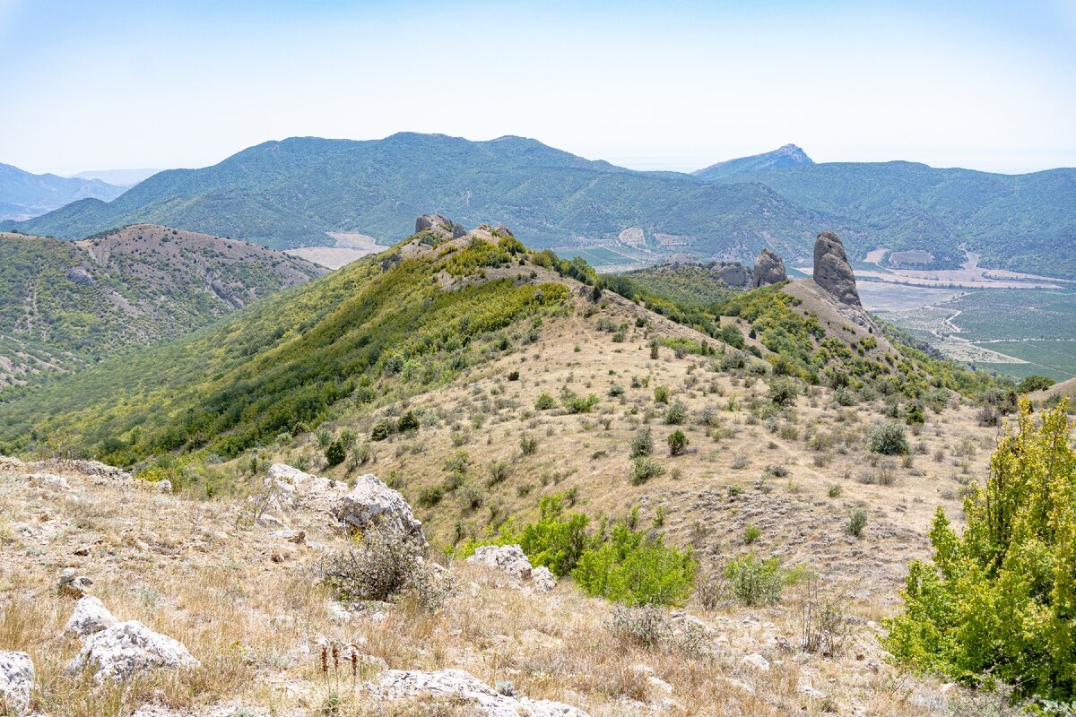 Рельеф крыма. Перчем Кая гора. Гора Перчем Судак. Скала сырт-Кая. Судак Крым лысая гора.