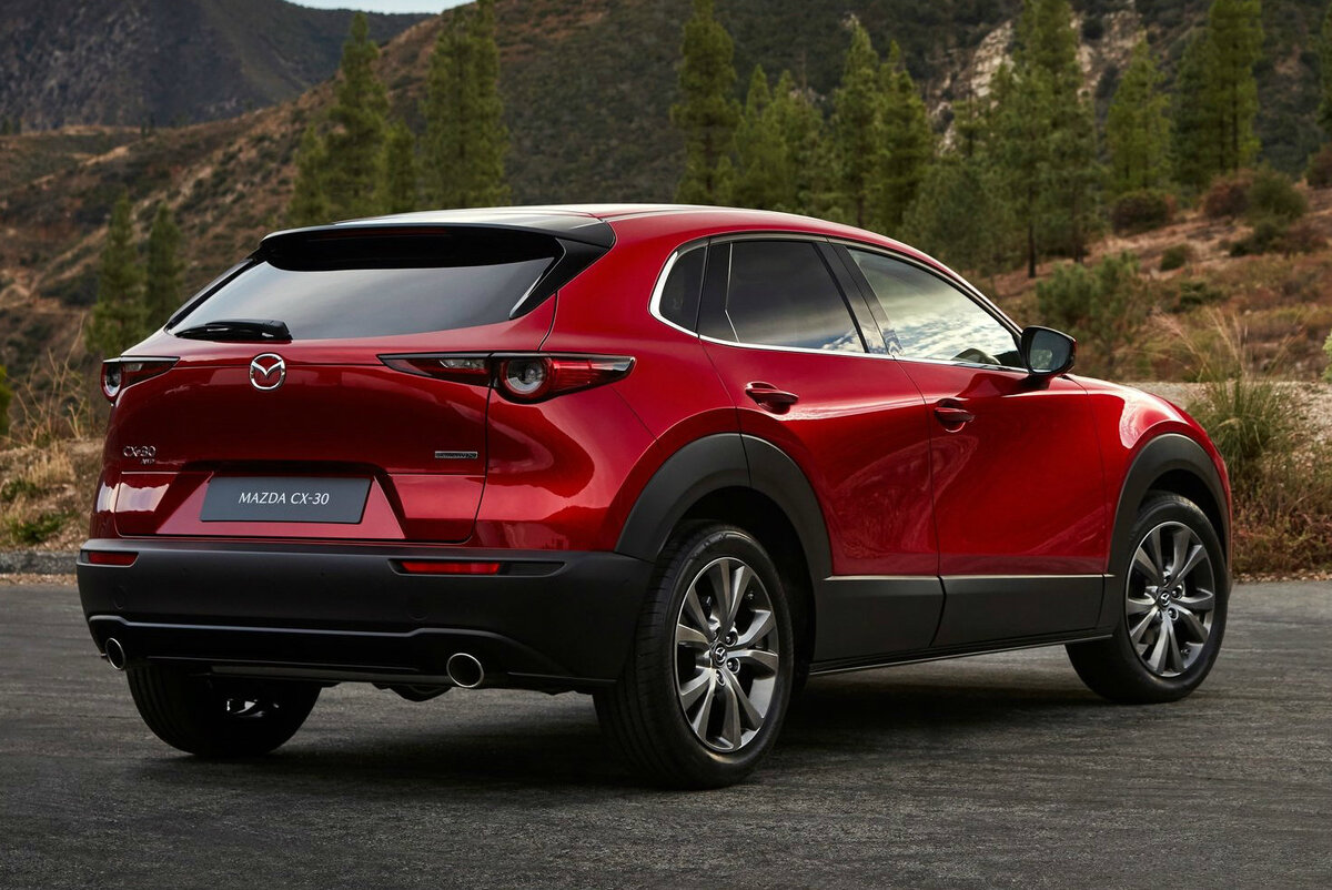 Морда CX-5, вкруг пластиковые накладки и натянутая задница от Мазды 3, насколько это будет успешнее предшественника в виде хэтчбека - неизвестно, но я попытаюсь прикинуть цену ниже:)