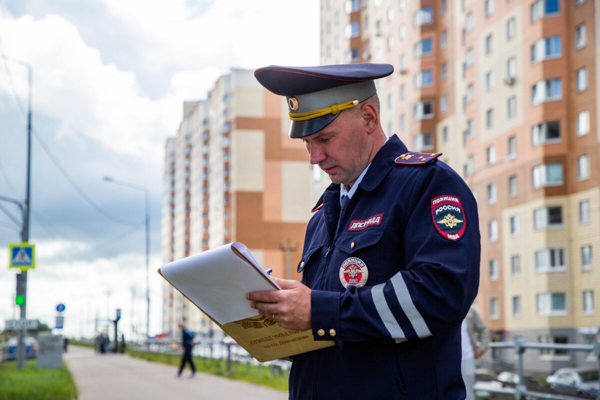 Служба 10 лет. Добрый полицейский. Сотрудник ОВД курит в неположенном месте.