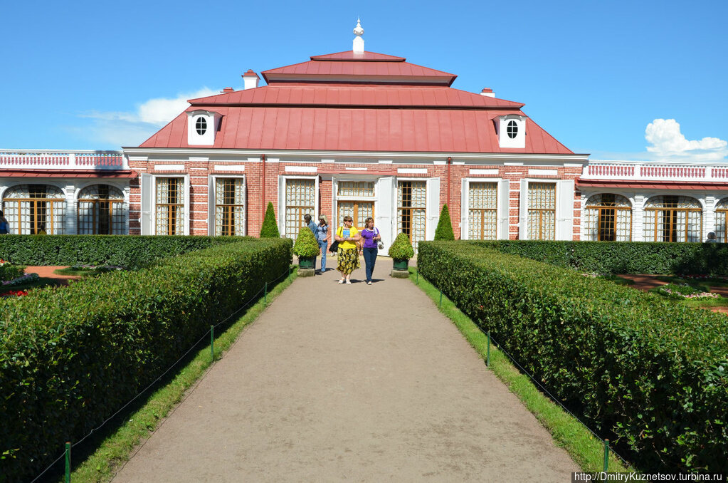 Дворец монплезир санкт петербург петергоф. Монплезир дворец в Петергофе. Петергоф ансамбль Монплезир. Дворец Монплезир достопримечательности Петергофа. Дворец Монплезир Архитектор.