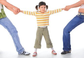 Все вопросы, связанные с определением места жительства ребенка рассматривает районный суд по месту жительства ответчика. И если один из родителей подает исковое заявление о расторжении брака, а второй родитель предъявляет встречный иск об определении места жительства ребенка, мировой суд обязан принять встречный иск, затем передать дело на рассмотрение в районный суд.