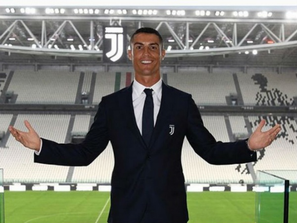 Криштиану Роналду имеет репутацию одного из наиболее тщеславных футболистов. В «Ювентусе» он зарабатывает 500 тысяч фунтов каждую неделю, имея при этом щедрые контракты с Nike, Electronic Arts и Herbalife, а также доход от собственного бренда CR7. Роналду обожают его фанаты, но у португальца есть армия критиков, высмеивающая его за поведение на поле и одержимость своей внешностью. Однако у Криштиану Роналду есть и обратная сторона. Вот 18 фактов, которые навсегда изменят ваше мнение о звёздном португальце. 