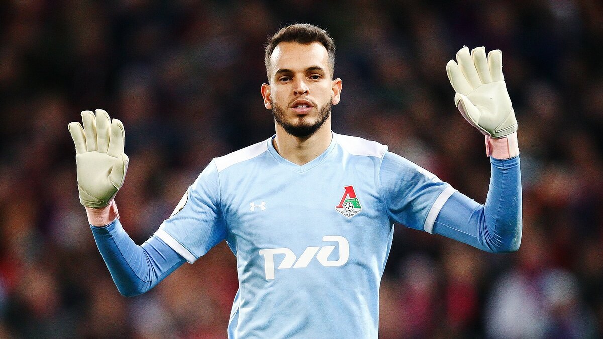 Вот так он вчера и стоял, пропускал один за одним.