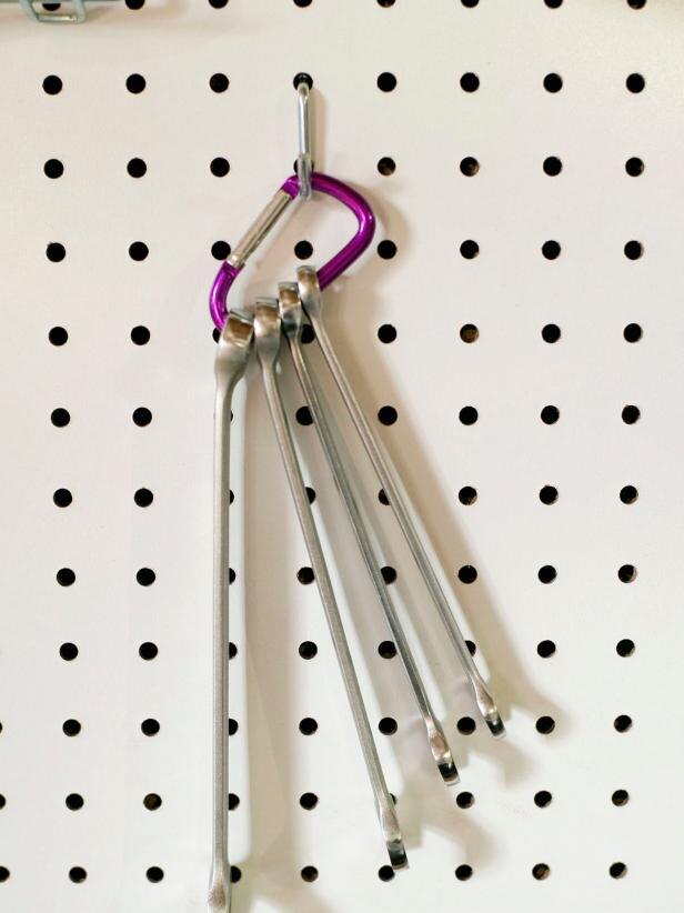 Держатель гаечных ключей из карабина