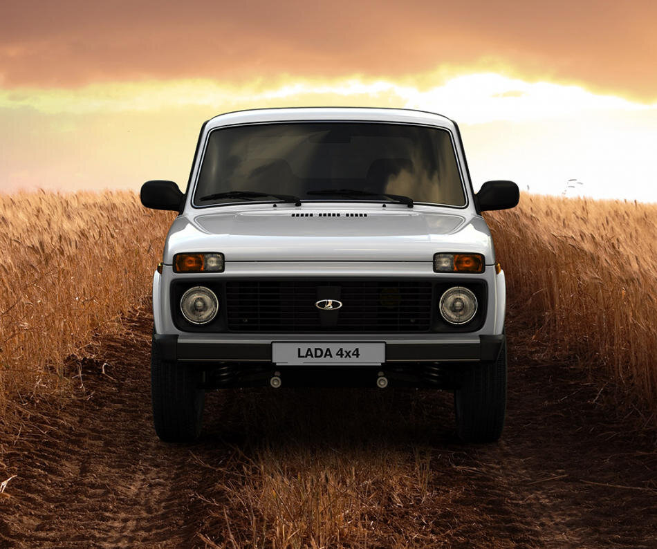Lada 4x4: лучшее, что с ней произошло за 42 года
На днях появилась информация об очередной модернизации Лады 4х4. Масштаб предлагаемых доработок ничтожен — скорее речь идет об исправлении багов. Не верите? Тогда вспомним все ключевые изменения модели, которые действительно улучшили характеристики машины.
Волжский автомобильный завод приступил к производству Нивы (ВАЗ-2121) в 1977 году. Машина имела весьма оригинальную конструкцию. Небольшой трехдверный жесткий несущий кузов, постоянный полный привод и массовое применение стандартных агрегатов заднеприводного семейства ВАЗ.

Использовались узлы от флагмана легкового семейства того времени — ВАЗ-2106. От него Ниве достался двигатель рабочим объемом 1,6 л и мощностью 80 л.с. со всем навесным оборудованием, 4-ступенчатая коробка передач, задние фонари и даже элементы комбинации приборов. Получившийся компактный и юркий вездеход пользовался высоким спросом не только в нашей стране, но и очень хорошо продавался за рубежом. Модель выпускалась полтора десятка лет без серьезных модернизаций. Недаром те времена называли застоем.

 


 


Новое имя для Нивы
Не все помнят, но самые первые, значительно модернизированные Нивы, выпущенные в 1993 году, даже получили имя собственное — Тайга. Однако имя не прижилось. Зато на автомобиль с новым заводским индексом ВАЗ-21213 начали устанавливать двигатель с увеличенным до 1,7 л рабочим объемом. В систему питания внедрили карбюратор «Солекс».


А еще на обновленную Ниву стали устанавливать 5-ступенчатую коробку передач. Значительной переделке подвергли заднюю часть кузова. Снизили погрузочную высоту до уровня пола багажного отделения и, соответственно сделали выше третью дверь. По бокам от дверного проема установили специально разработанные задние фонари.





Топливные игры
Нива, пожалуй, единственный автомобиль из всей вазовской продукции, который примерил на себя практически все возможные системы питания двигателя. Помимо карбюраторов двух семейств — «Озон» и «Солекс», были еще и две разные системы впрыска топлива. Машины с моновпрыском поставлялись на экспорт, а моторы с распределенным впрыском начиная с 2002 года предназначались для внутреннего рынка. Был и дизель.


Длина — величина переменная
Еще один параметр, который много раз пытались изменить при создании новых модификаций Нивы, это длина машины. Тем, кому обычная Нива казалась чересчур компактной, предназначалось несколько вариантов:







Что еще изменили?
За время производства Нивы, а впоследствии Лады 4х4, автомобиль обрастал современными узлами и агрегатами. При этом зачастую даже индекс модели не менялся. К таковым можно отнести:

гидроусилитель рулевого механизма;
валы привода осей с шарнирами равных угловых скоростей (ШРУС);
измененное крепление раздаточной коробки;
антиблокировочная система тормозов
боковые зеркала с электроприводом и обогревом
электронная педаль газа
выбросы вредных веществ двигателем ужаты до норм Евро-5
катафорезная обработка кузова
кондиционер
ДХО

 
Отдали имя — получили модернизацию
ВАЗ по соглашению с General Motors уступил бренд Niva в 2001 году. Машину переименовали в Ладу 4х4. Взамен АВТОВАЗ постепенно получил множество полезных модернизаций, освоенных на соплатформенной Chevrolet Niva:

нерегулируемые ступичные подшипники;
новые поворотные кулаки передней подвески с уменьшенным плечом обката;
увеличенные сайлентблоки нижних рычагов подвески;
редуктор передней оси отсоединили от двигателя и прикрепили к балке передней подвески;
сцепление фирмы Valeo;
9-дюймовый вакуумный усилитель тормозов и новый главный тормозной цилиндр диаметром 22,22 мм (прежде 20,64 мм);
увеличены размеры амортизаторов, изменено нижнее крепление задних амортизаторов.
Урбанизация селянки


В 2014 году стартовало производство Лады 4x4 в комплектации Urban. Появились новые пластиковые бамперы и стильная решетка радиатора. Машина комплектуется электропакетом, кондиционером и электрообогревом сидений. Кроме того, появились удлиненные щетки стеклоочистителя и двухструйные форсунки омывателя ветрового стекла.

Легендарная Нива, потеряв свое настоящее имя, не потеряла лицо, не изменила себе и остается одним из лучших легких внедорожников, как в нашей стране, так и во всем мире.

