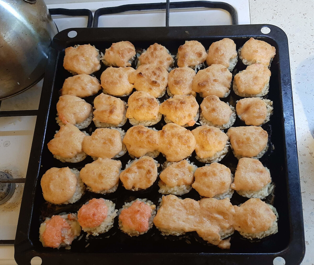 Вот такие замечательные роллы мы готовим :) Ближний ряд размазался в результате моей криворукости