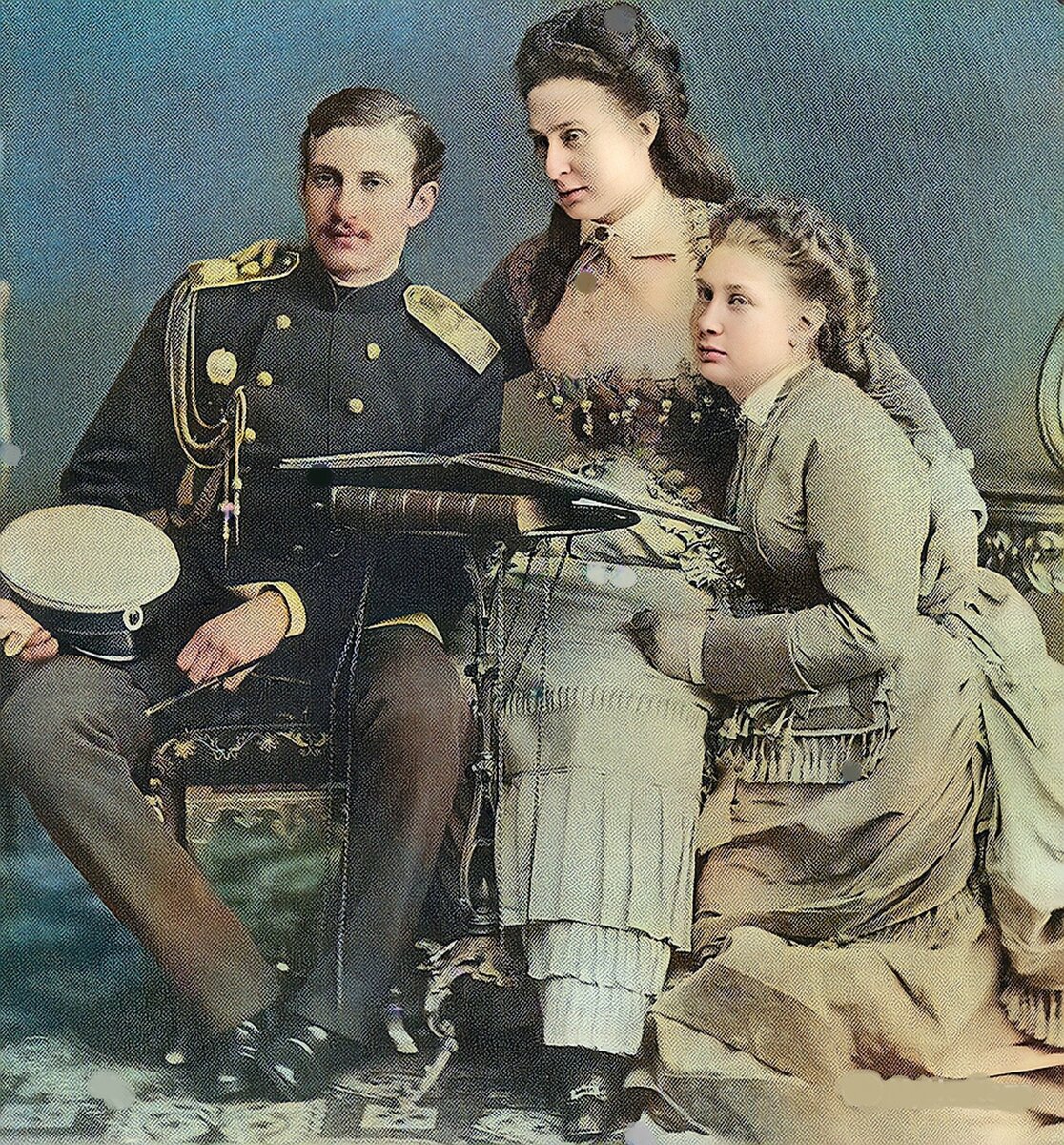 Н.К. Романов с матерью и сестрой. Колоризированно автором с помощью нейросетей