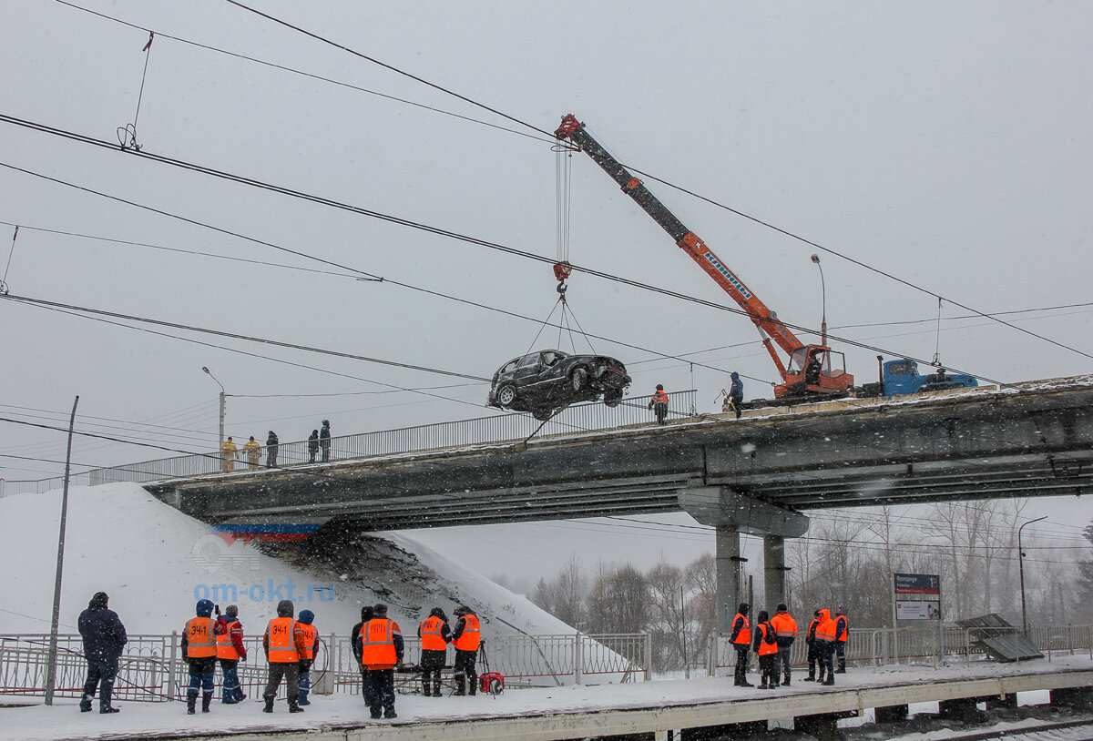 Упавшая машина. Автомобиль упал с моста. Машина упала с моста на электричку. Упал с моста на ЖД пути.