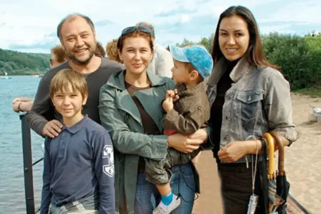 Родные, коллеги, знакомые старались поддержать семью погибшего актёра