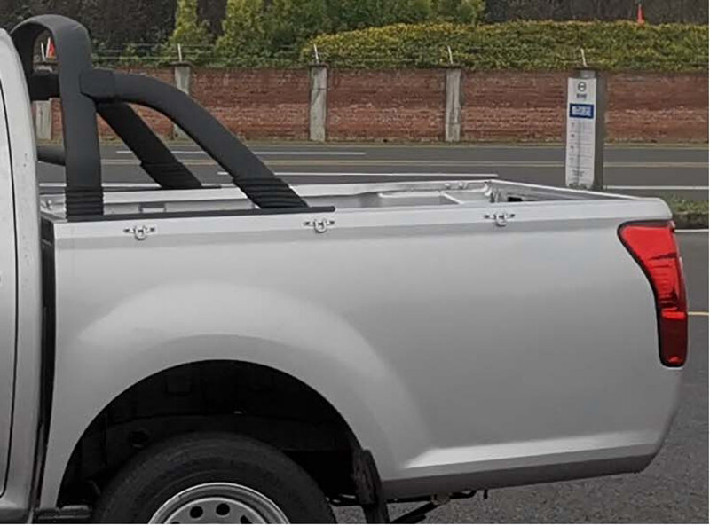 Форма задних фонарей явно подсмотрена у новых Isuzu D-Max