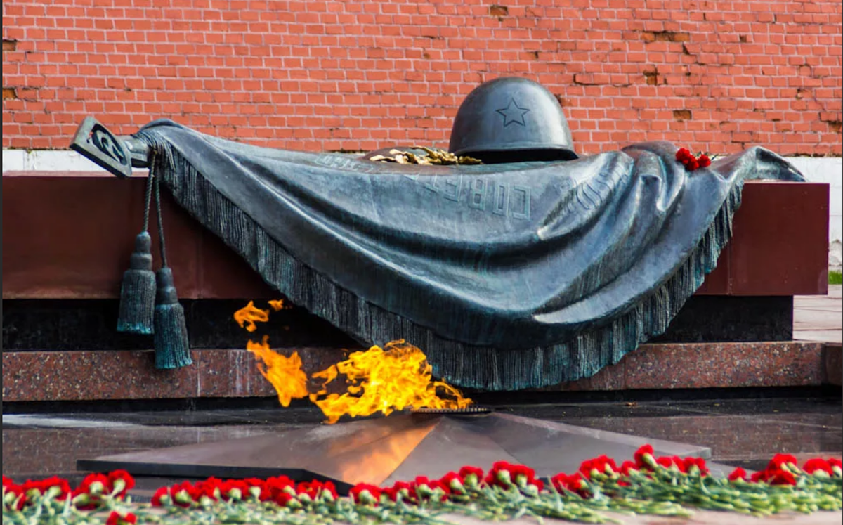 Павших 81. Могила неизвестного солдата Москва. Памятник вечный огонь в Москве. Памятник могила неизвестного солдата в Москве. Неизвестный солдат Москва