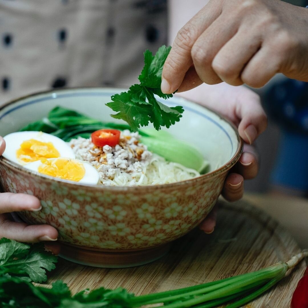 Сообщение и рисунок про петрушку то есть петрушка это человек. Девушка на диете. Съел петрушку. Девушка на диете. Съел петрушку.