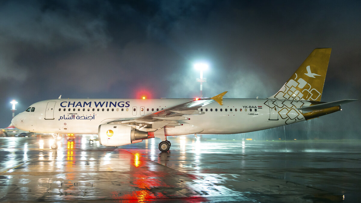 Борт Cham Wings Airlines в московском аэропорту Внуково