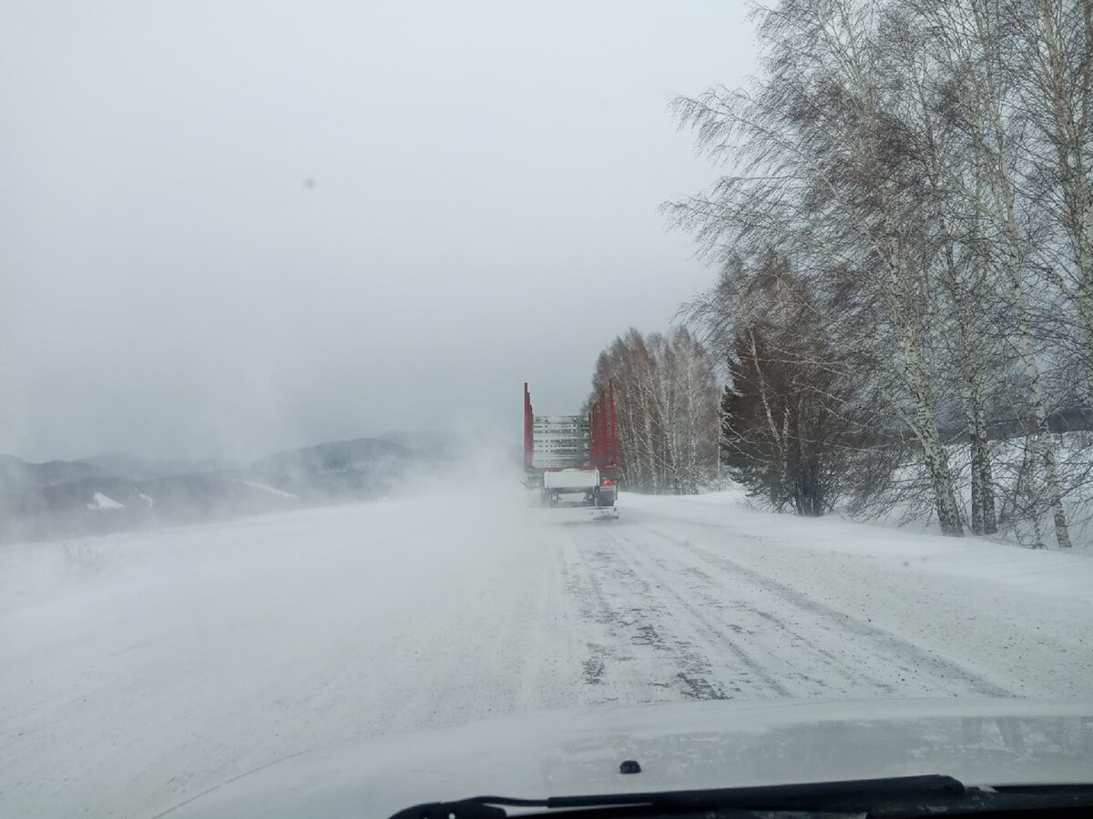 Дороги почти нет, заметает снегом.