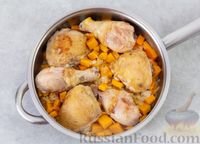 Курица, тушенная с тыквой и изюмом, в пряном томатном соусе