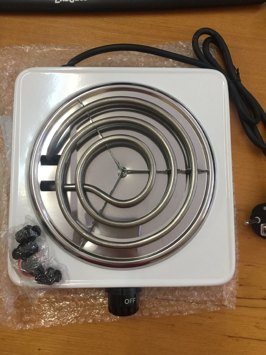 в комплекте есть резиновые ножки, что бы плита устойчиво стояла на поверхности.