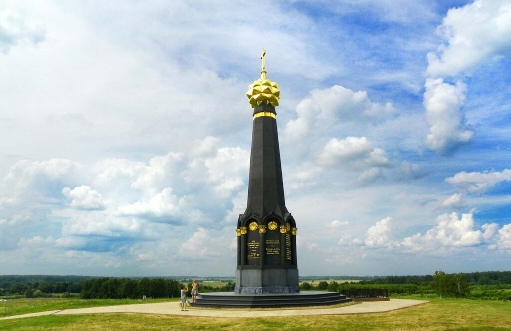 Монумент на Бородинском поле. Монумент часовня на Бородинском поле. Главный монумент российским воинам Бородинское поле. Бородино батарея Раевского памятник.