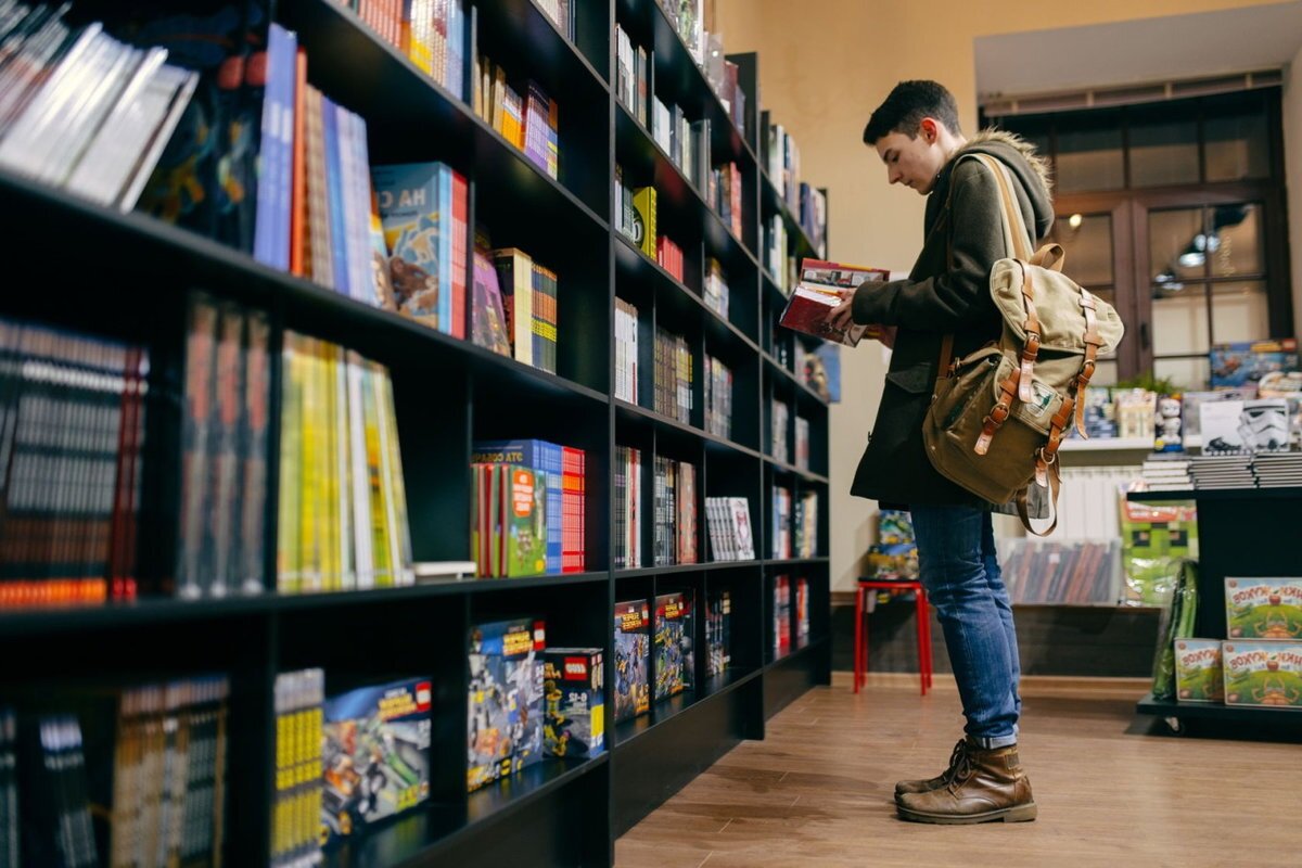 Reading shop. Магазин комиксов Чук и Гек. Книжный магазин. Люди в книжном магазине. Комикс о книжном магазине.