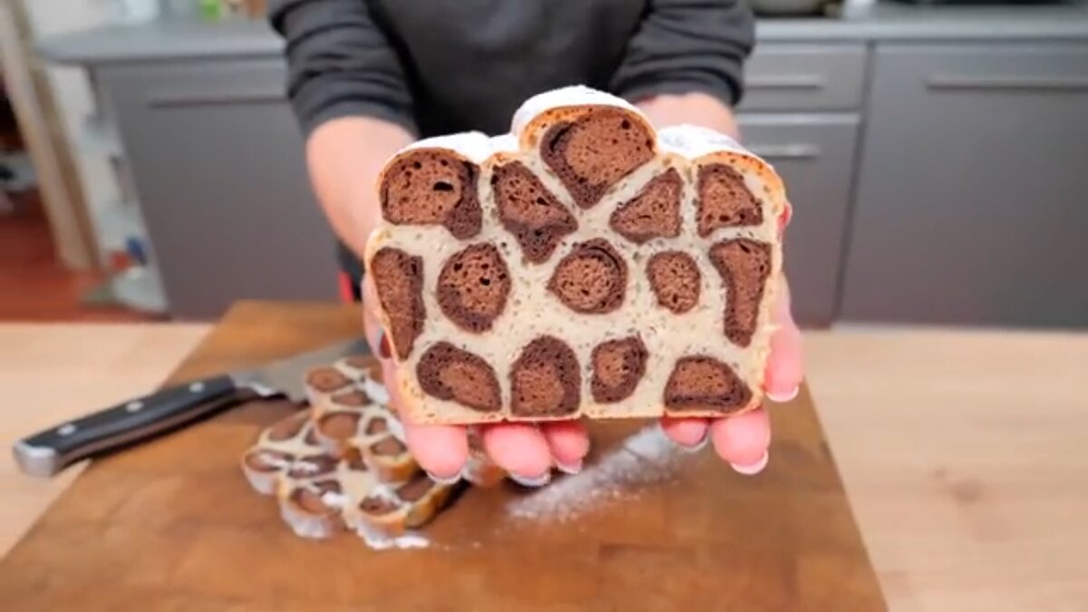 Нам понадобится
Мука пшеничная 380гр
Дрожжи сухие 4гр,если прессованные 12гр
Соль 1 щепотка
Сахар 70гр
Молоко 250мл
Кукурузный крахмал 25гр
Ванильная эссенция 3-5 капель/ванильный сахар 8-10гр
Масло сливочное 50гр