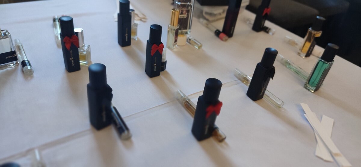 Изящные флаконы, представленные на выставке-ярмарке. Все фото в статье сделаны автором. 