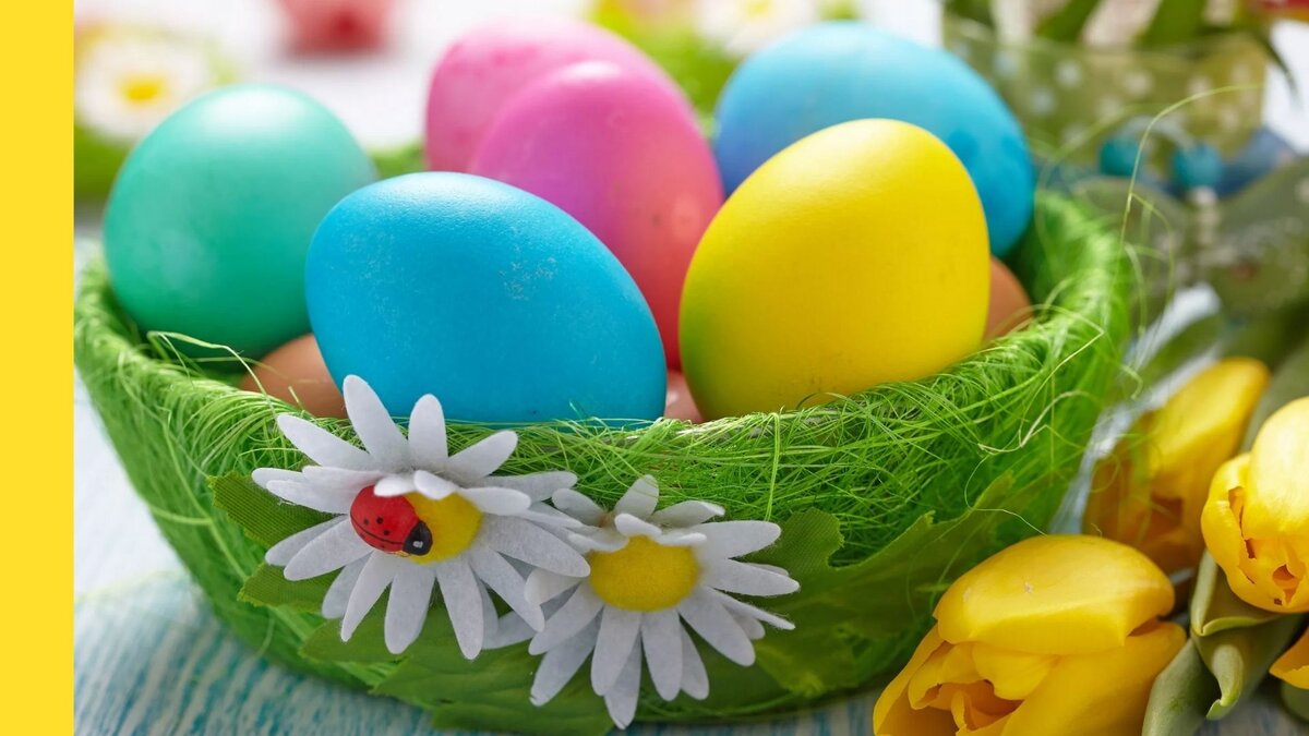 Пасхальные яйца в корзине